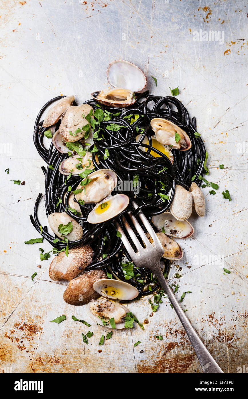 Pasta mit Meeresfrüchten mit Venusmuscheln Spaghetti Vongole auf Stahl strukturierten Hintergrund Stockfoto
