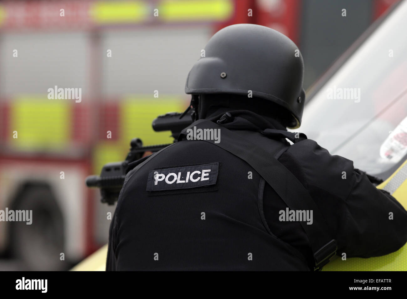 Ein bewaffneter Polizist auf einer Übung in Cleveland, Großbritannien. Stockfoto
