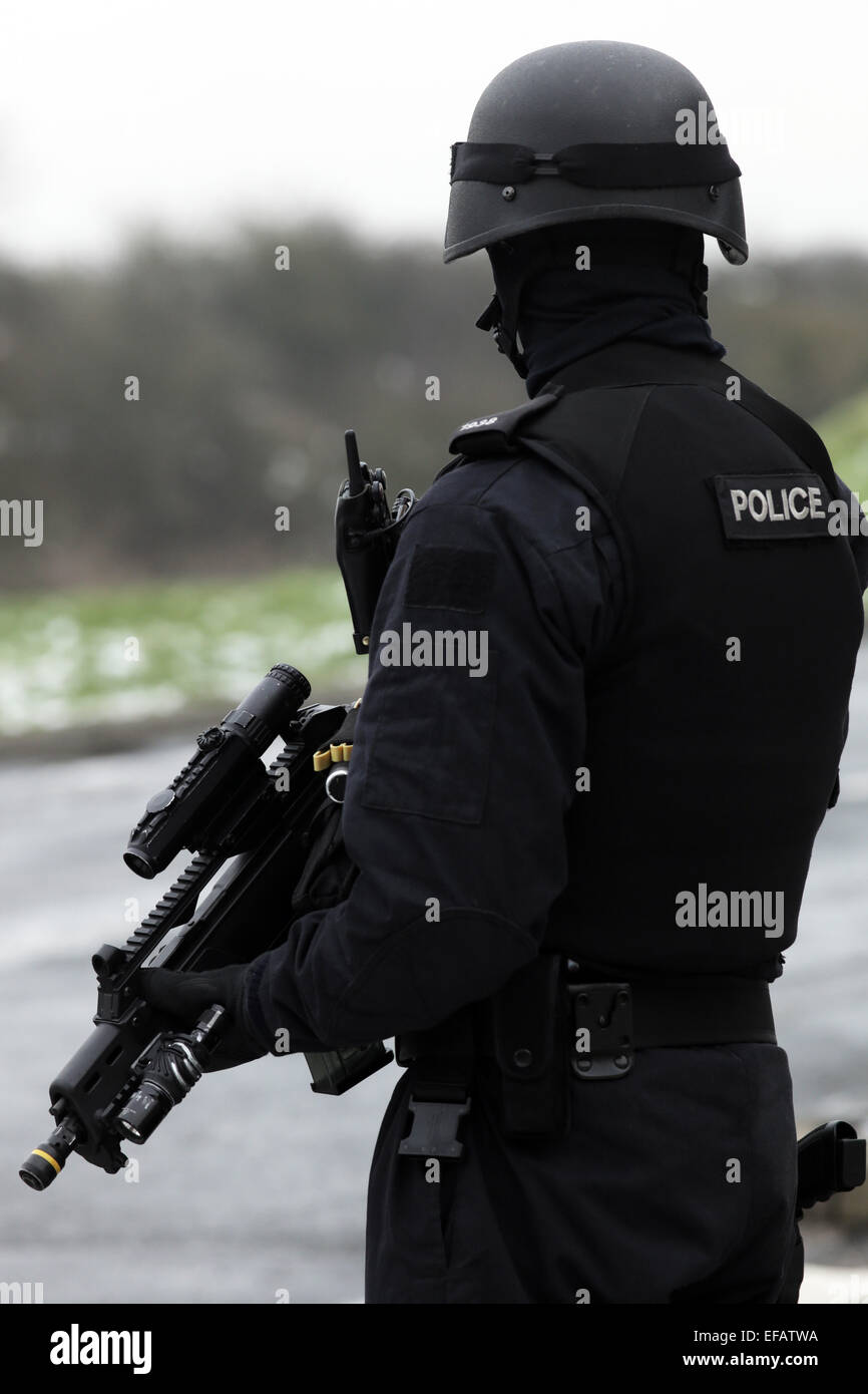 Ein bewaffneter Polizist auf einer Übung in Cleveland, Großbritannien. Stockfoto