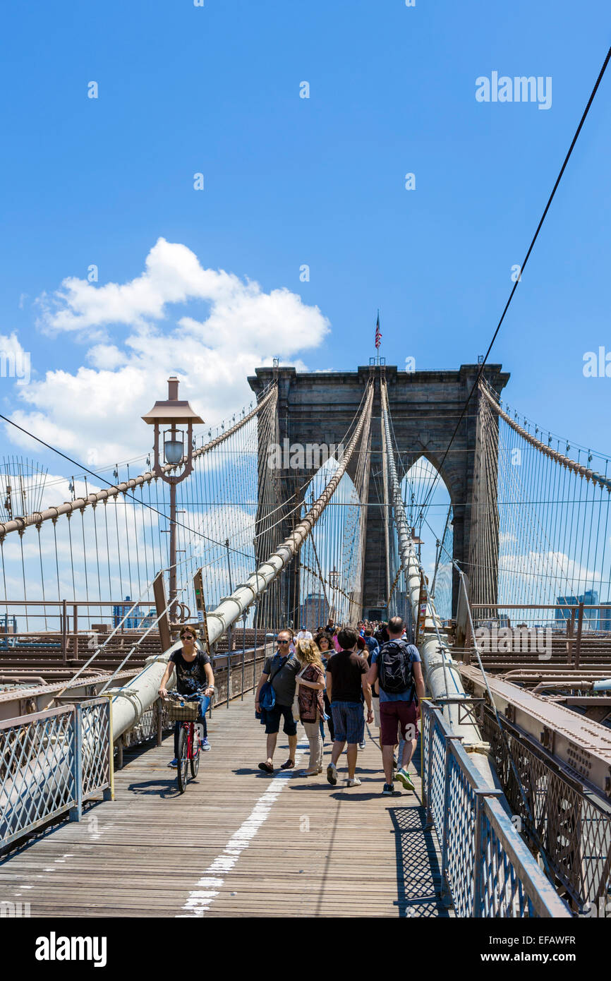 Brooklyn Bridge. Fußgänger auf der Brooklyn Bridge Fußgängerweg Blick in Richtung Brooklyn, New York City, NY, USA Stockfoto