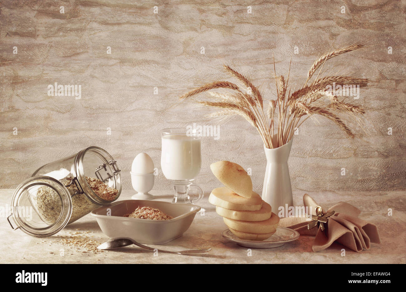 Stillleben mit Milch und Haferflocken Stockfoto