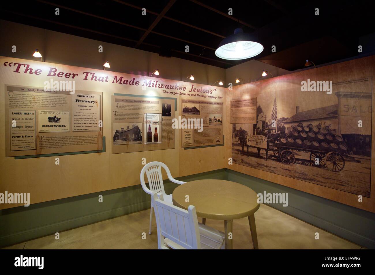 Schank im Cheboygan Brewing Company, Wände dekoriert mit alten Zeitungsartikel Stockfoto