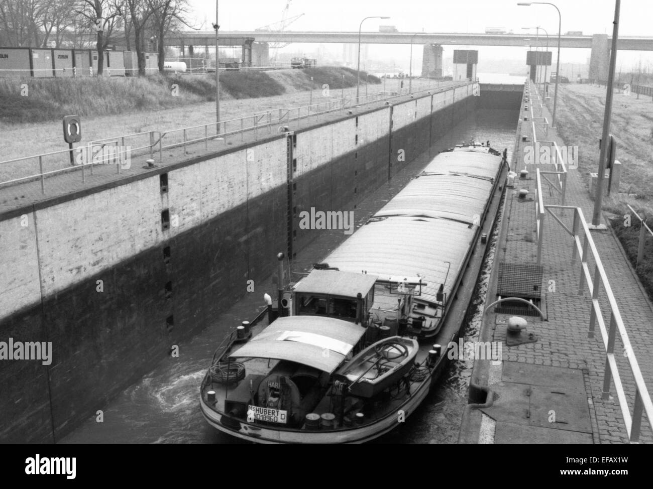 Der Duisburger Hafen ist einer der größten Binnenhäfen in Deutschland. Das Foto zeigt, dass der Hafen und der Hafen im Jahr 1988 arbeiten. Foto: 15. Januar 1988. Stockfoto