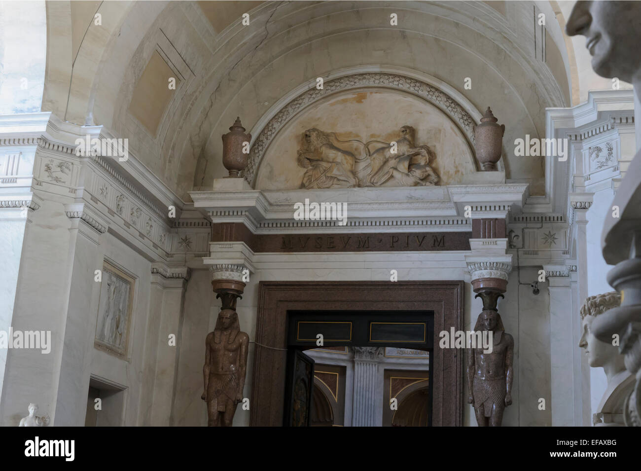 Steinschnitt des Adlers in der Mitte St. Peter im Vatikan, Rom, Italien. Stockfoto
