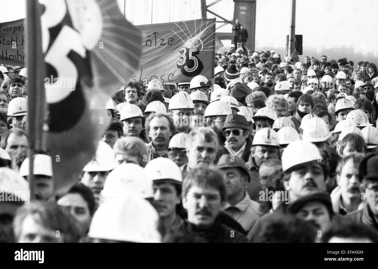 Die 2. Besetzung der Rheinbrücke im Jahr 1988 von den Arbeitern des Krupp-Stahlwerk in Rheinhausen, das war auch eine Demonstration für die 35-Stunden-Woche, war begleitet von zahlreichen anderen Stahlarbeiter Solidarität. Foto: 20. Januar 1988. Stockfoto