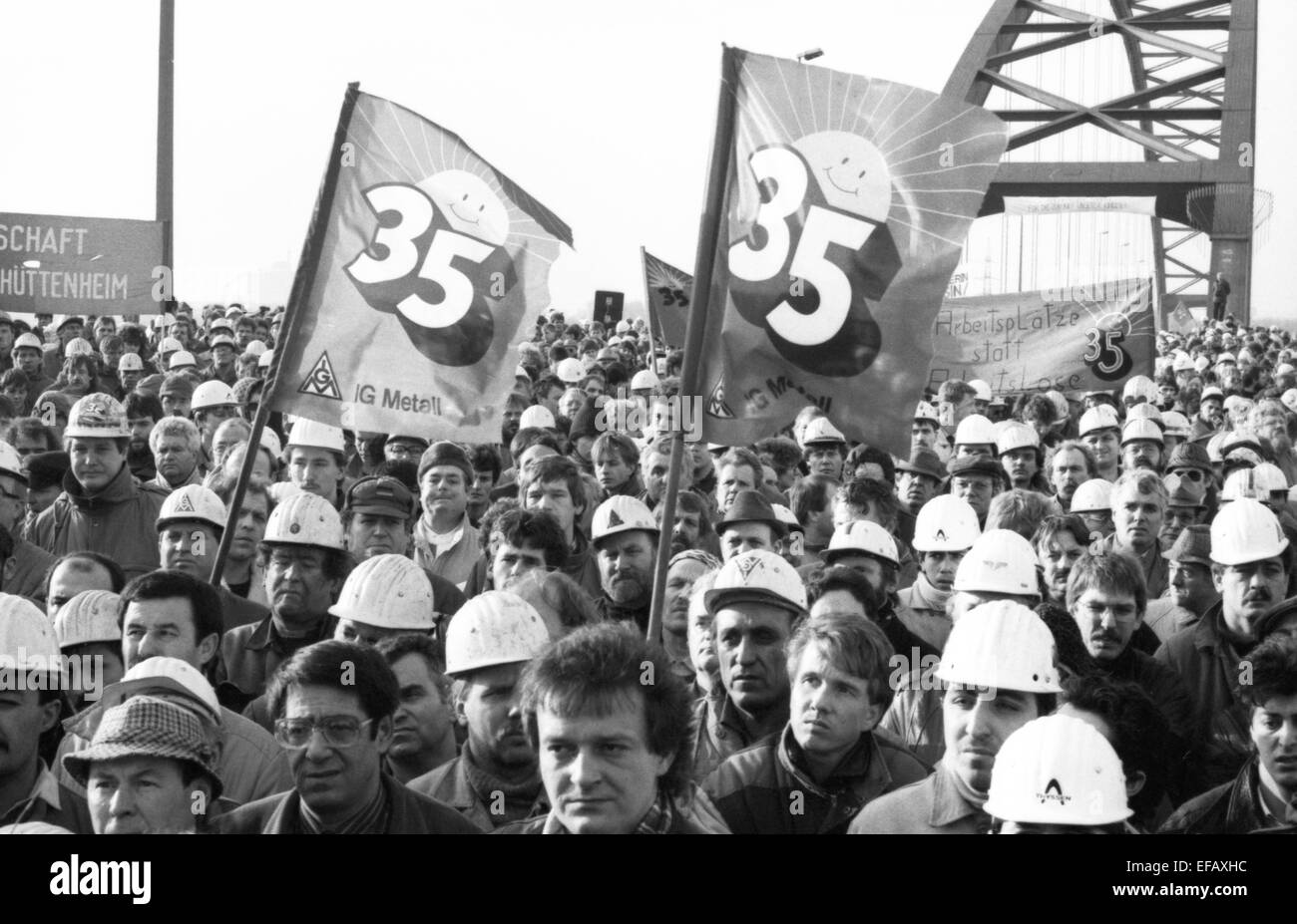 Die 2. Besetzung der Rheinbrücke im Jahr 1988 von den Arbeitern des Krupp-Stahlwerk in Rheinhausen, das war auch eine Demonstration für die 35-Stunden-Woche, war begleitet von zahlreichen anderen Stahlarbeiter Solidarität. Foto: 20. Januar 1988. Stockfoto