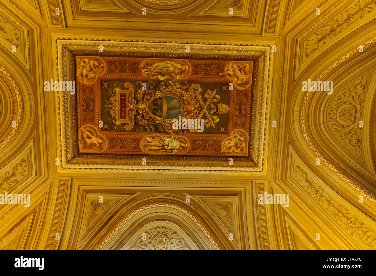 Das schöne goldene Design der Decke entlang des Korridors der Vatikanischen Museen, Rom, Italien. Stockfoto