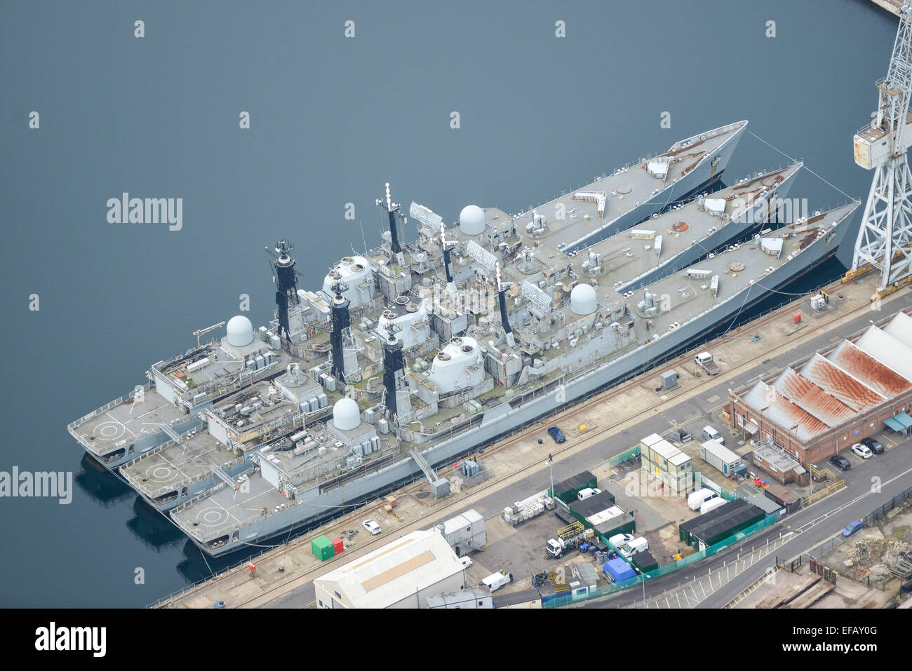 Eine Luftaufnahme von Kriegsschiffen der Royal Navy festgemacht Oberkommandos Portsmouth Stockfoto