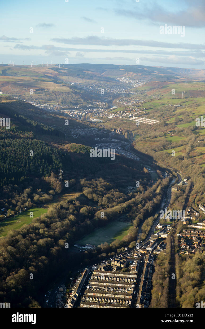 Eine Luftaufnahme von Pontypridd im Rhondda Tal mit dem Dorf von Porth sichtbar in der Ferne Stockfoto