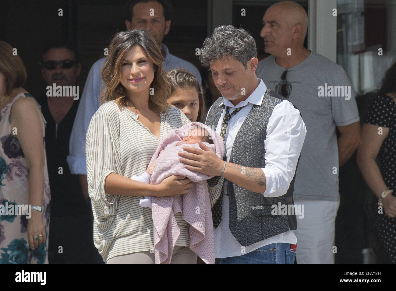 Der Sänger Alejandro Sanz und seine Frau Raquel Perera, Krankenhaus entlassen, stellt ihre Tochter Alma, die letzten Donnerstag 24. Juni in Madrid geboren.  Mitwirkende: Alejandro Sanz Raquel Perera Where: Madrid, Spanien bei: 28. Juli 2014 Stockfoto