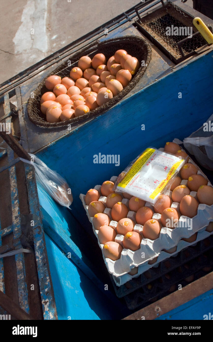 Gekochten Eiern in einer Korb-Rest auf einem mobilen Lebensmittel-Wagen auf einer Stadtstraße in Kampong Cham, Kambodscha. Stockfoto