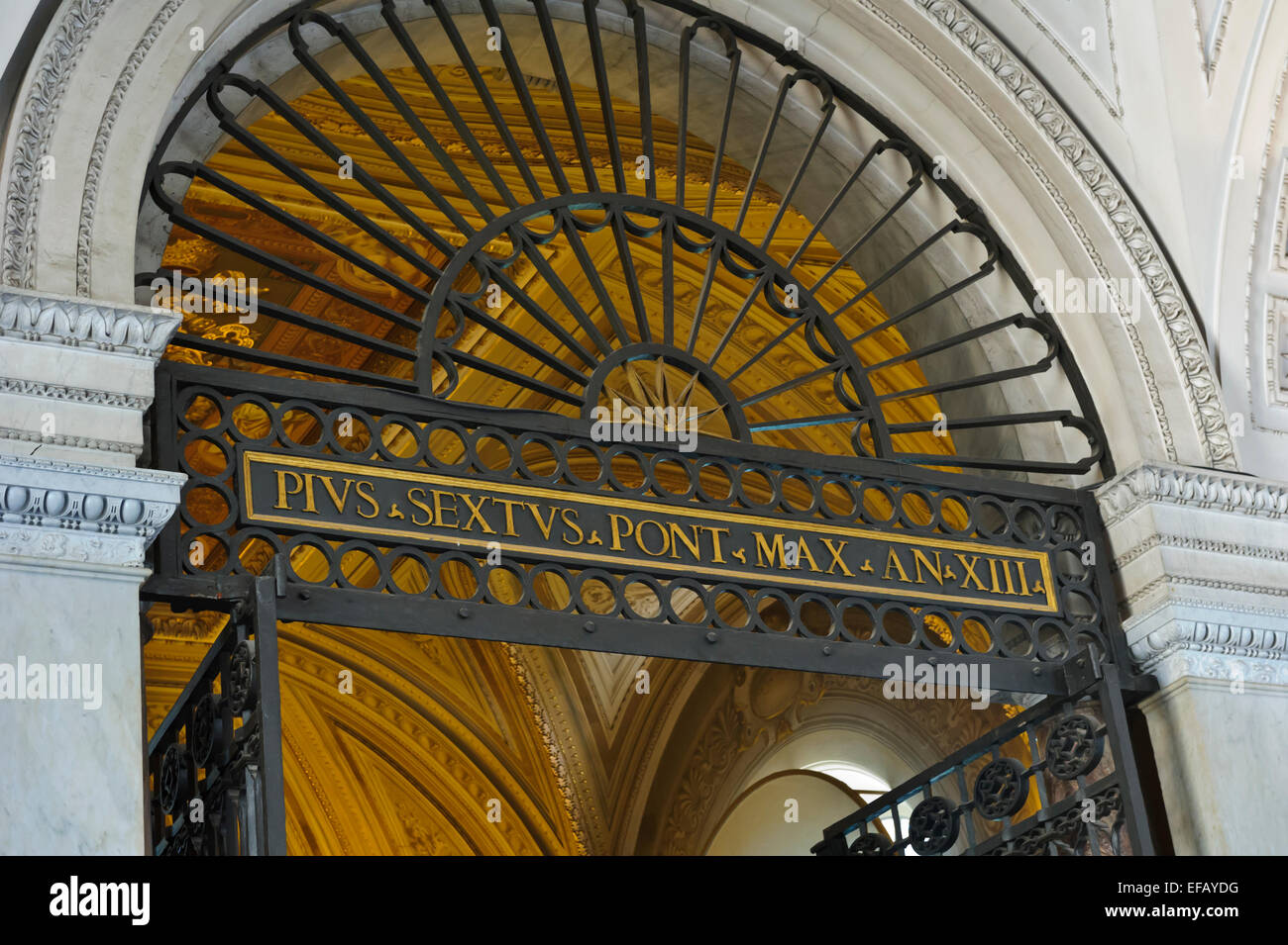 Eine Stahlkonstruktion über dem Eingang zu den Vatikanischen Museen, Rom, Italien. Stockfoto