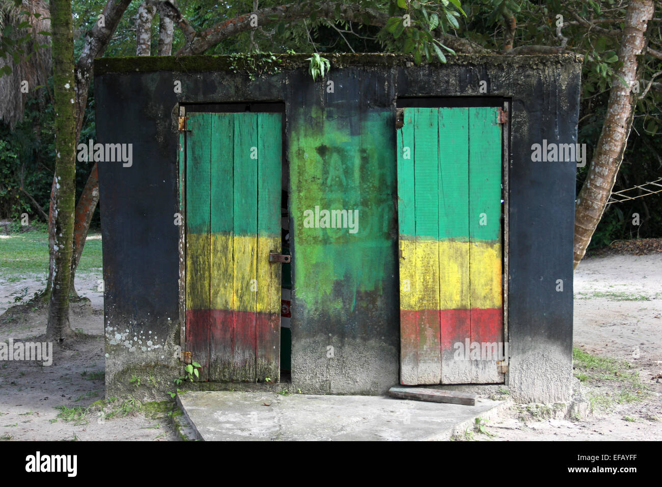 Badezimmer In Rastafari-Farben lackiert Stockfoto
