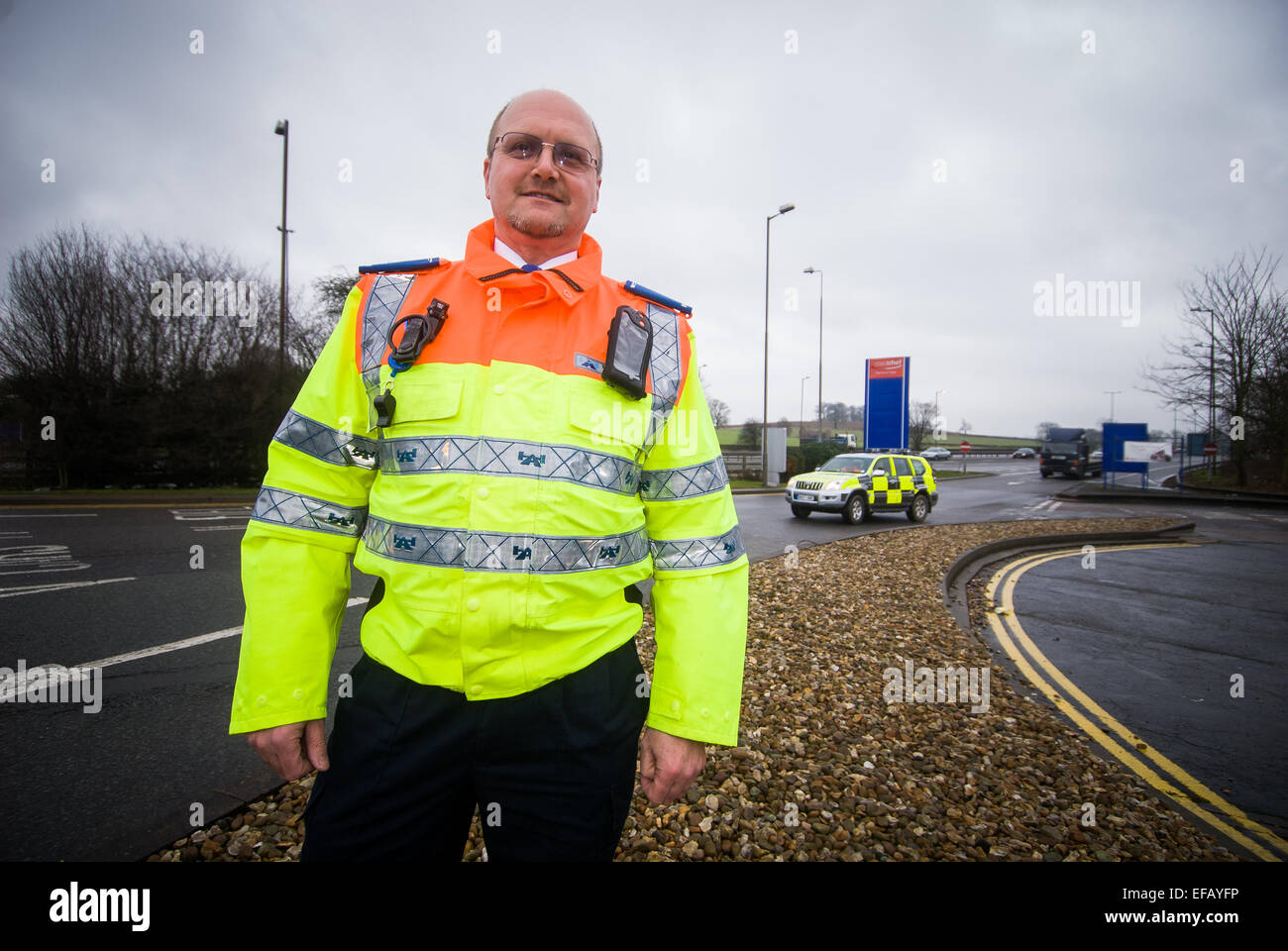 Traffic Officer bei Watford Gap-Service-Station mit Verkehr Polizeiauto hinter Stockfoto