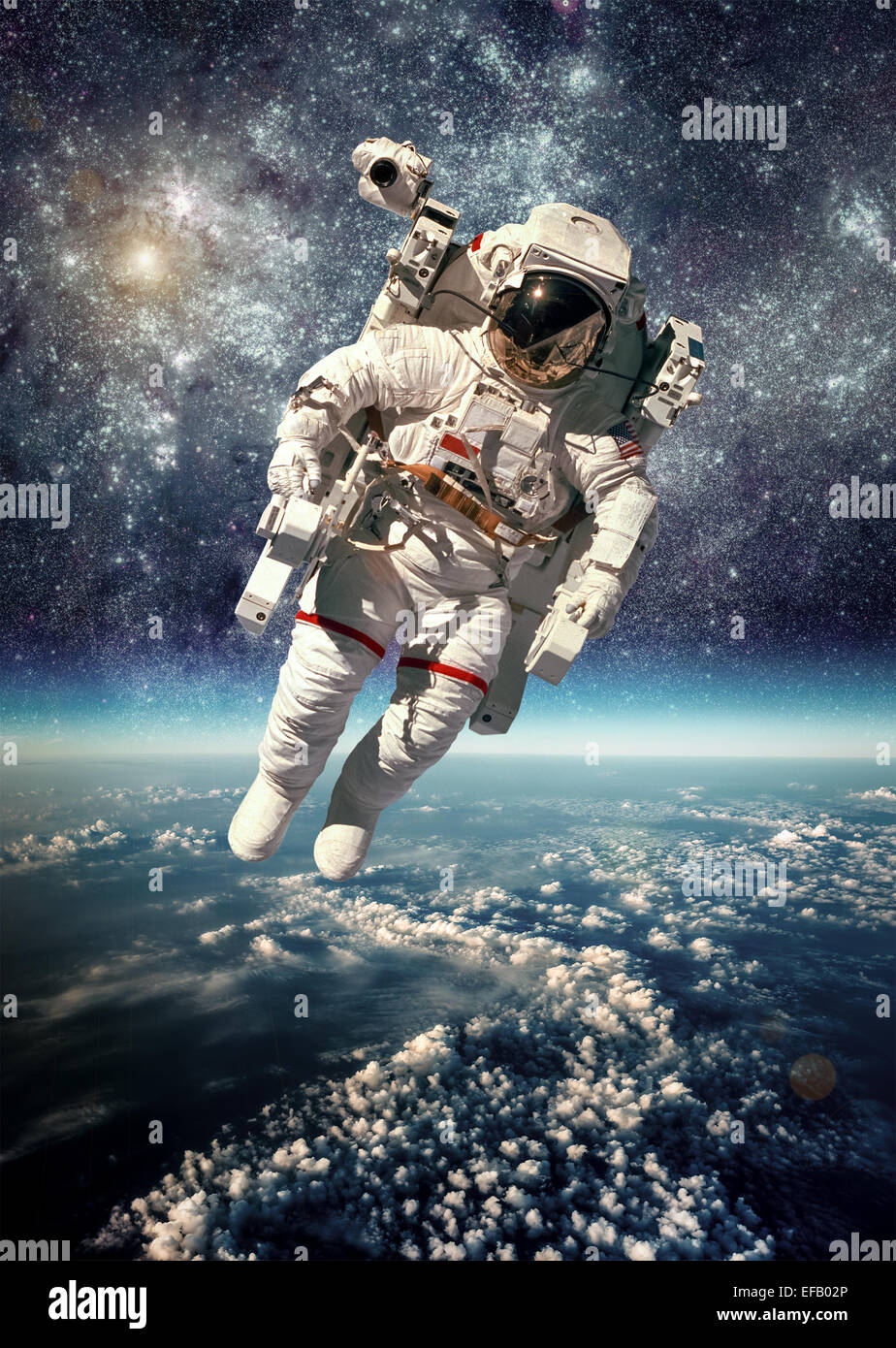 Astronaut im Weltraum vor dem Hintergrund des Planetenerde. Elemente des Bildes von der NASA eingerichtet. Stockfoto