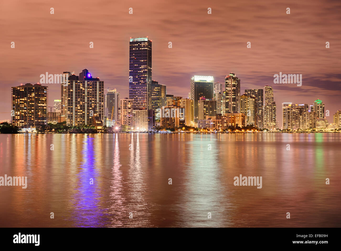 Bayfront Skyline von Miami in der Nacht mit tatsächlichen Spiegelungen im Wasser Stockfoto