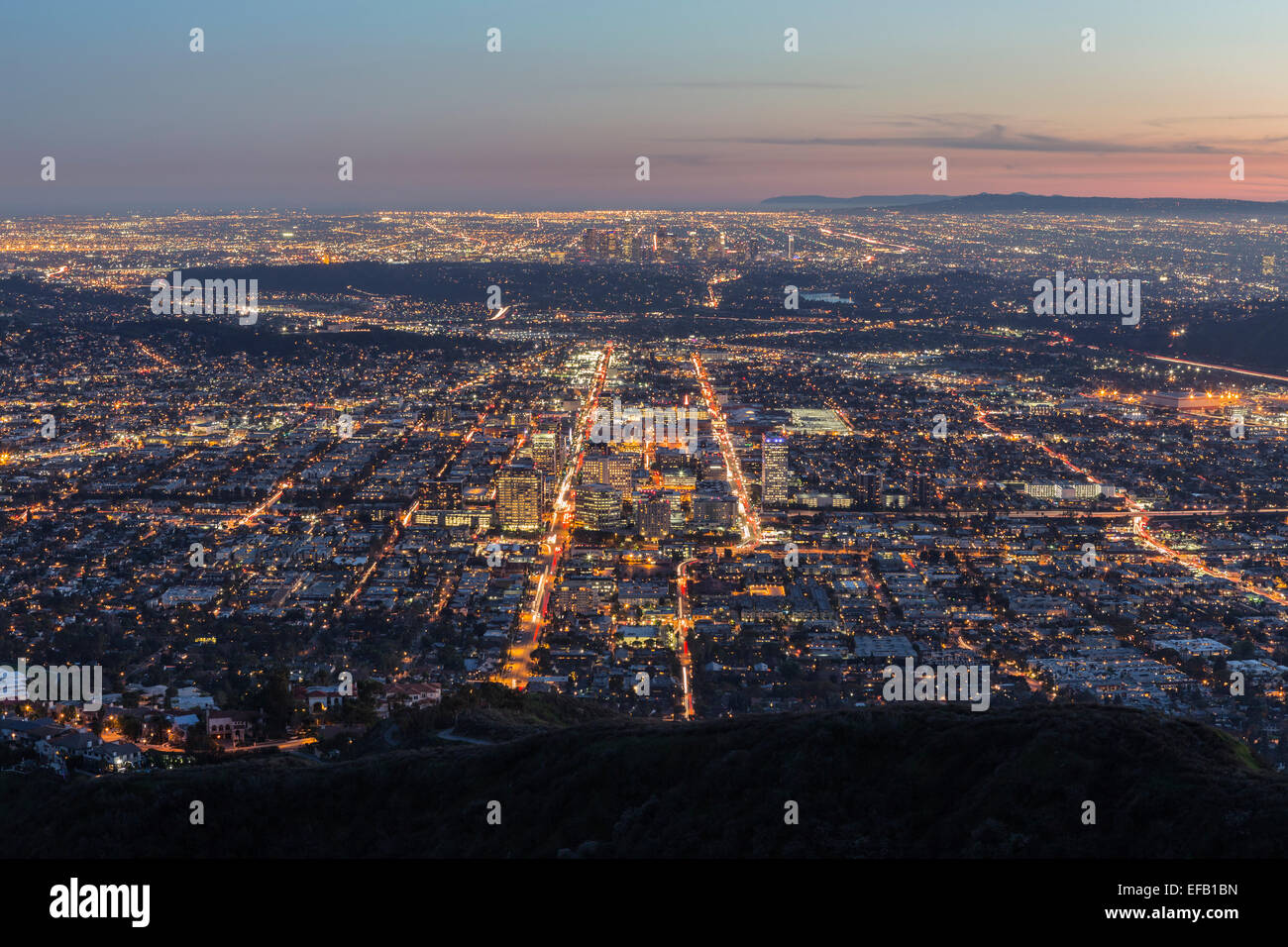 Abenddämmerung Blick auf die Berge von Los Angeles und Glendale in Südkalifornien. Stockfoto