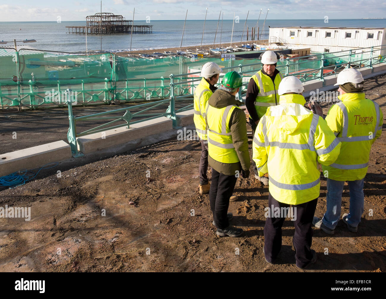 Ein Team von Ingenieuren vor Ort in Brighton i360 tower Projekt zum Bau eines 162 Meter hohen Aussichtsturm Stockfoto