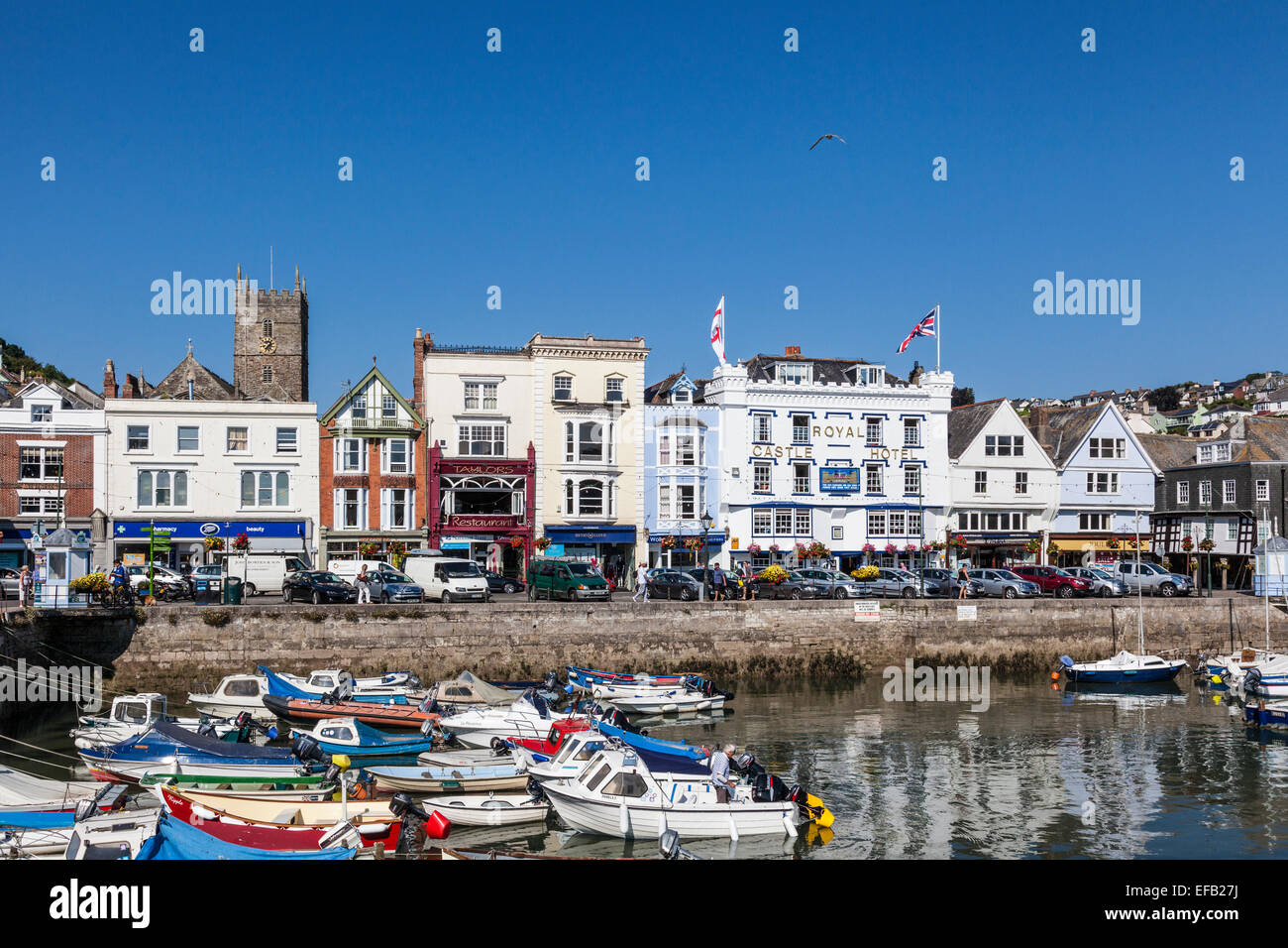 Dartmouth Boot schwimmen zeigt "Royal Castle Hotel" & Geschäfte Stockfoto