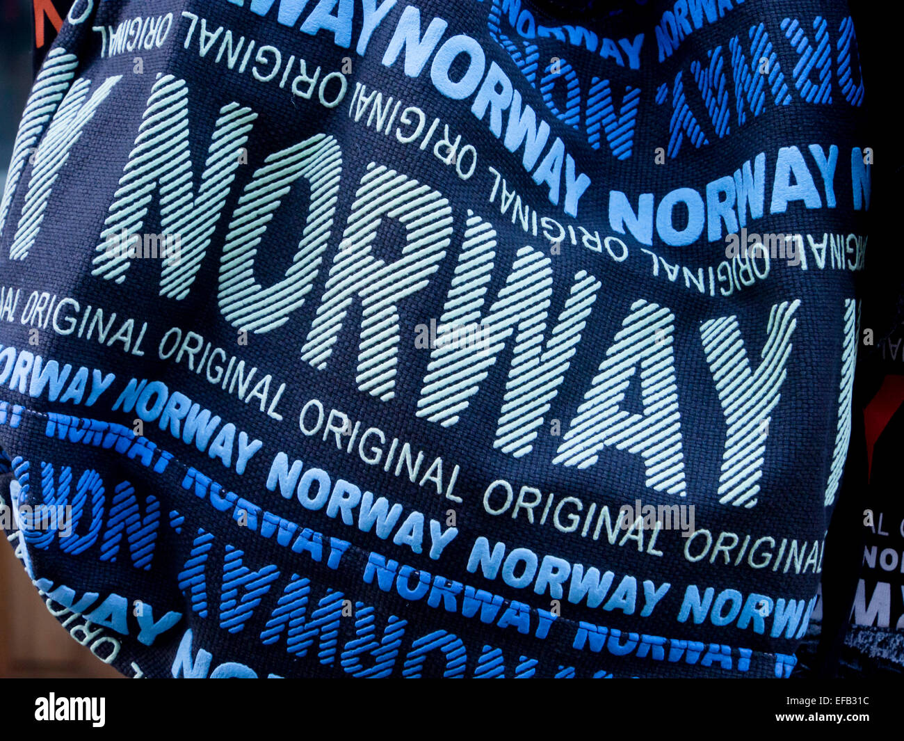 Blaue touristisch Tasche mit Norwegen in geschrieben, in vielen Größen, Großaufnahme von Souvenirs zum Verkauf in Oslo Stockfoto