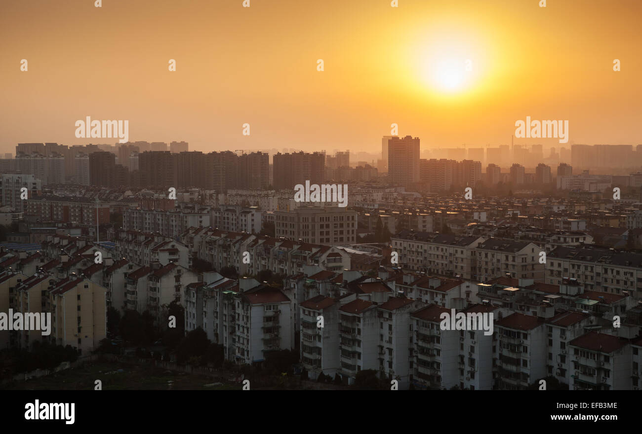 Leuchtend bunte Sonnenaufgang über der Stadt Hangzhou, China Stockfoto
