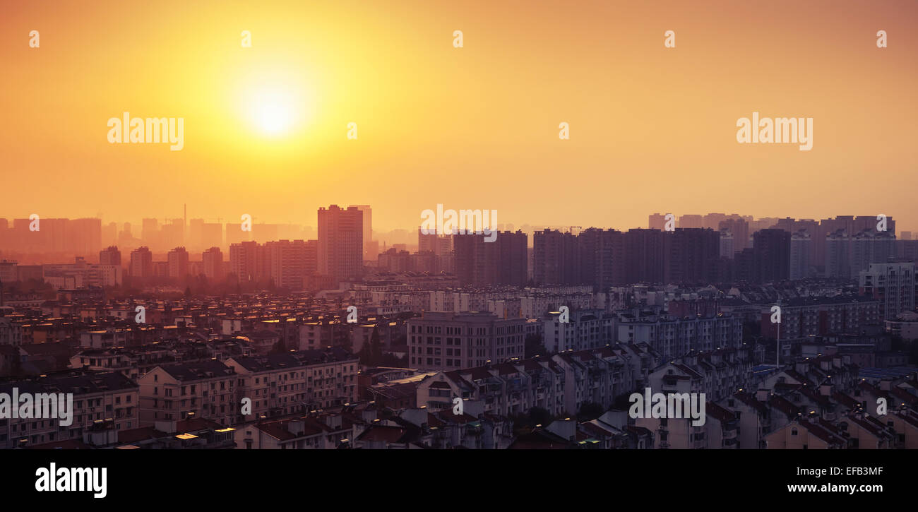 Leuchtend bunte Sonnenaufgang über dem Großstadt-Panorama. Vintage getönten Foto mit Filterwirkung Stockfoto