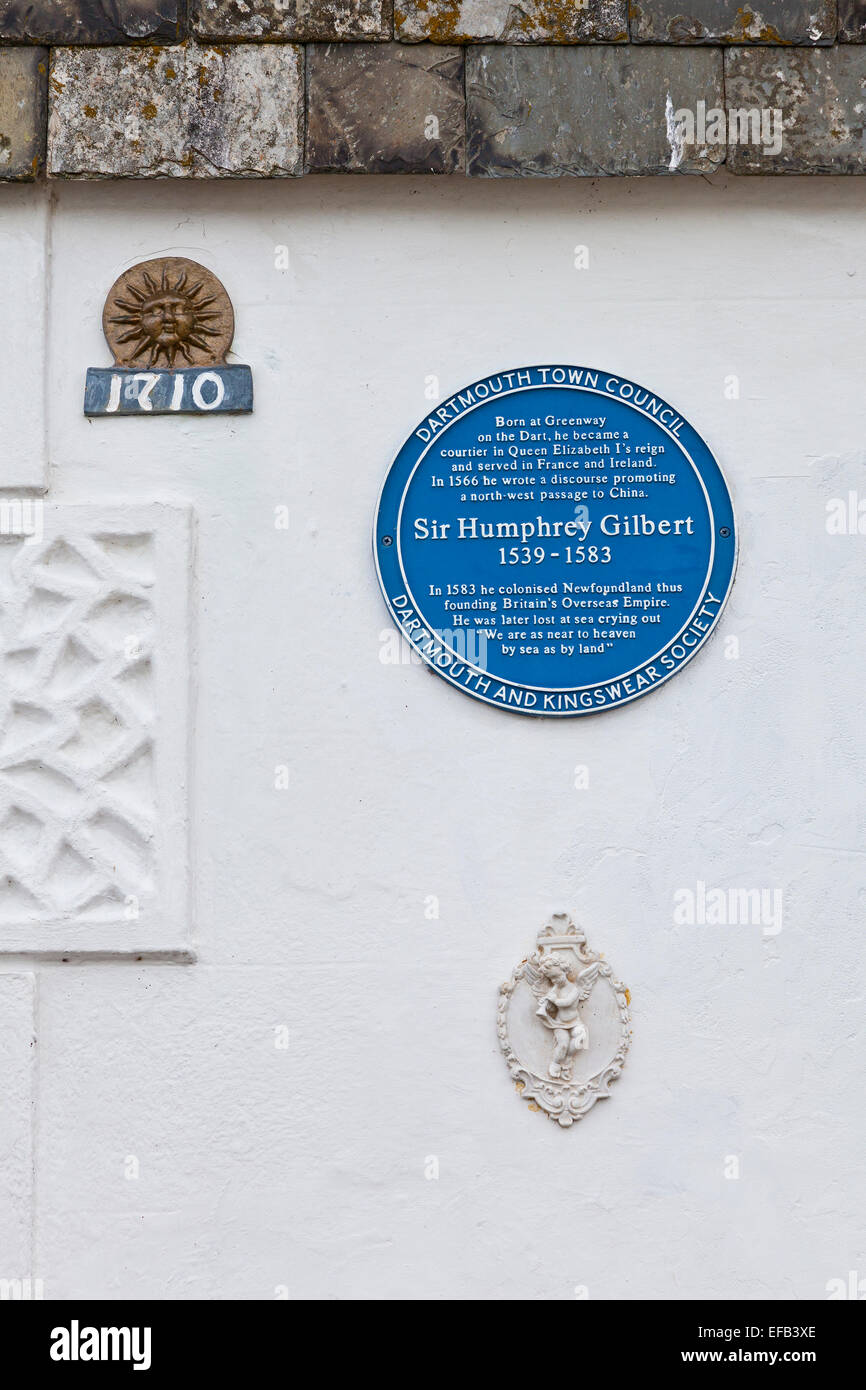 Blaue Plakette für Sir Humphrey Gilbert 1539-1583 auf Haus in Bayards Cove, Dartmouth, South Devon, UK Stockfoto
