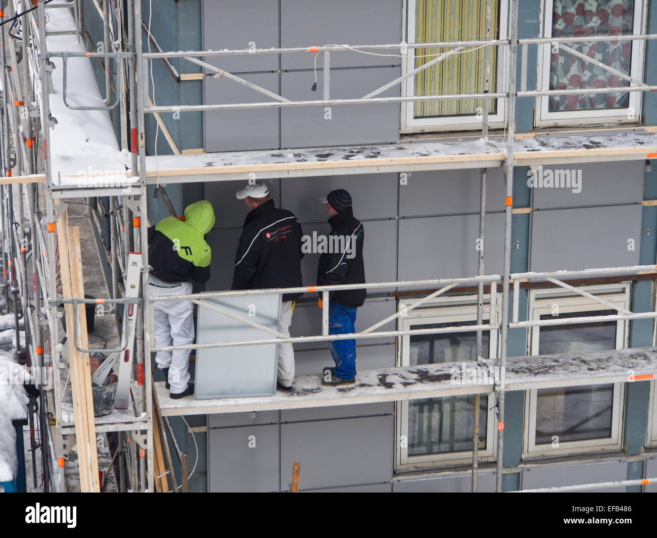 Arbeitnehmer auf Gerüsten, Renovierung eines alten Bürogebäudes mit neuen Fassadenelemente Oslo Norwegen Stockfoto