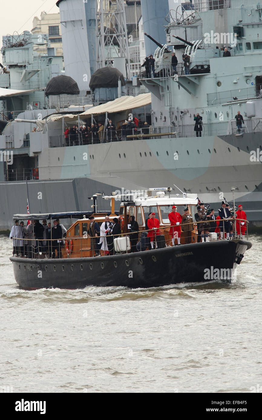 London, UK. 30. Januar 2015. Overlord, dem Boot, das den Sarg von Winston Churchill 50 Jahre vor heute durchgeführt begann die Jubiläumsveranstaltung macht seinen Weg entlang der Themse von der Tower Bridge, Westminster. Seine Reise weiter das WW2 Kriegsschiff HMS Belfast das auf der Themse festgemacht ist. Bildnachweis: Steve Hickey/Alamy Live-Nachrichten Stockfoto