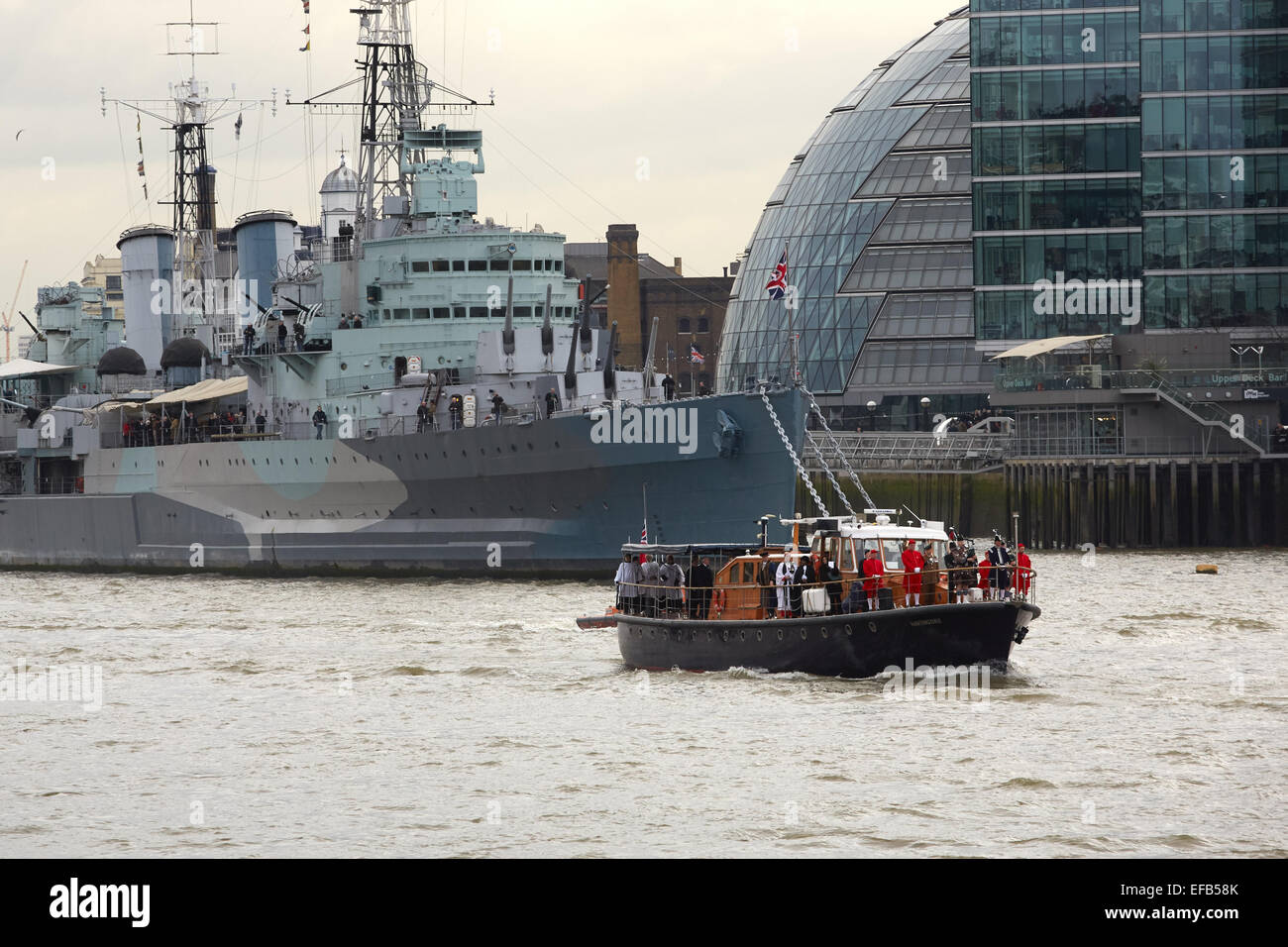 London, UK. 30. Januar 2015. Overlord, dem Boot, das den Sarg von Winston Churchill 50 Jahre vor heute durchgeführt begann die Jubiläumsveranstaltung macht seinen Weg entlang der Themse von der Tower Bridge, Westminster. Seine Reise weiter das WW2 Kriegsschiff HMS Belfast das auf der Themse festgemacht ist. Bildnachweis: Steve Hickey/Alamy Live-Nachrichten Stockfoto