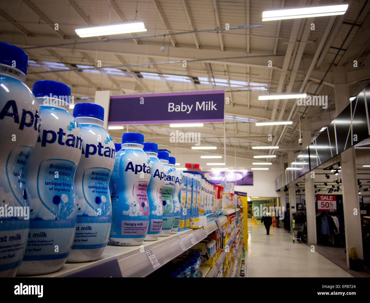 Baby-Milch-Produkte und Insel in einem Teso-Supermarkt-Geschäft Stockfoto