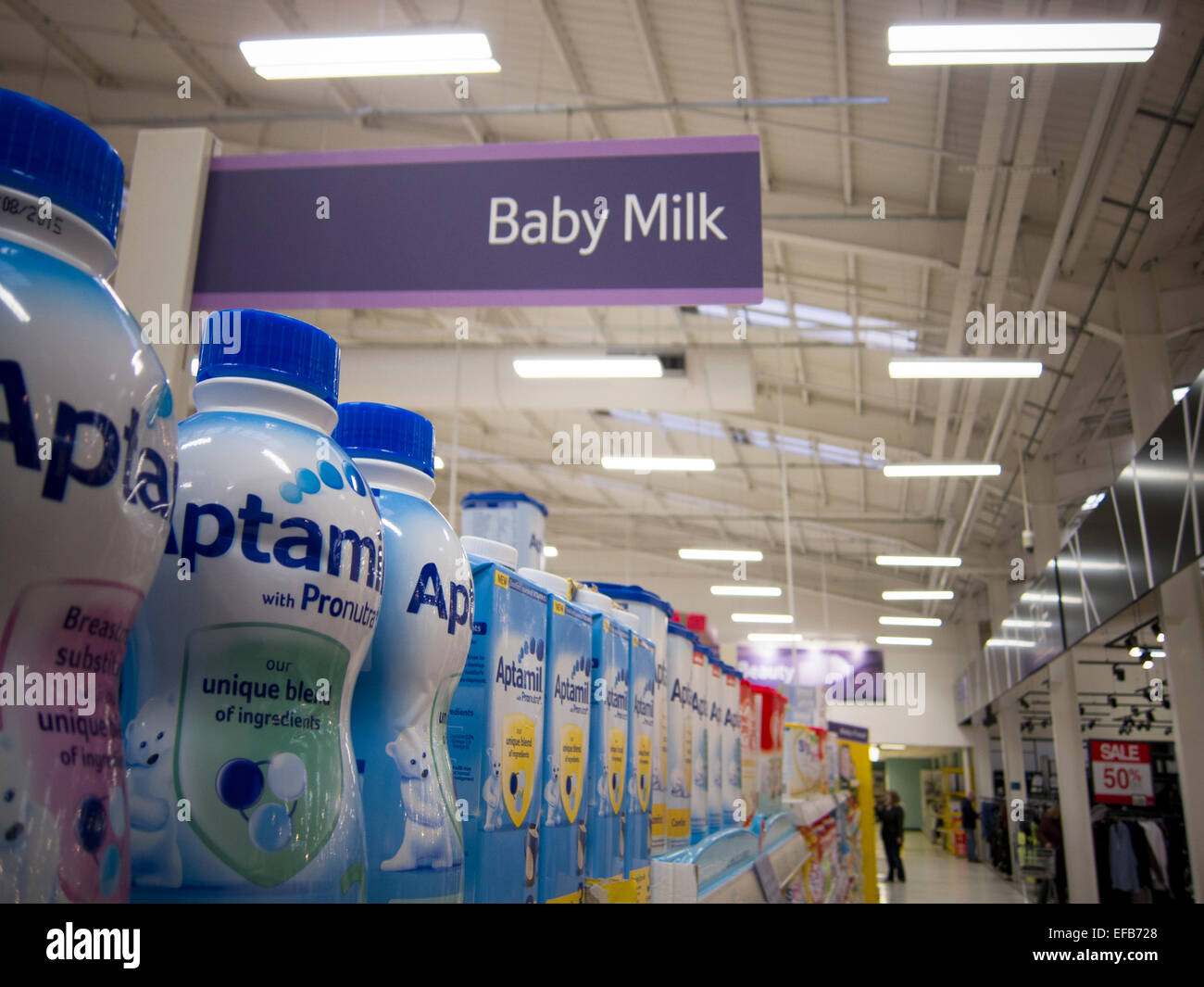 Baby-Milch-Produkte und Insel in einem Teso-Supermarkt-Geschäft Stockfoto