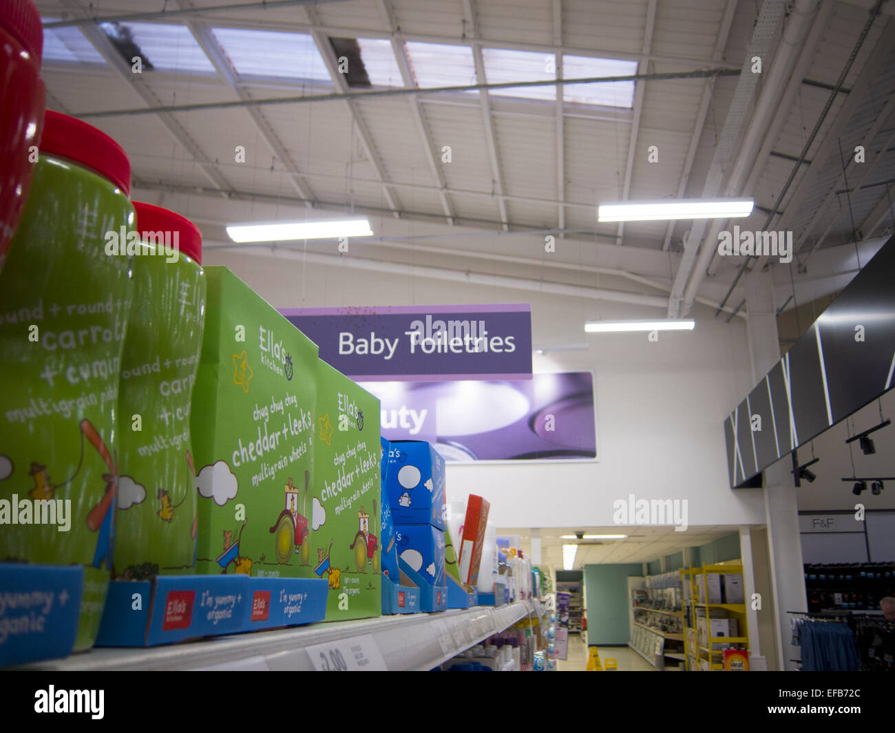 Baby-Toilettenartikel und Insel in einem Teso-Supermarkt-Geschäft Stockfoto