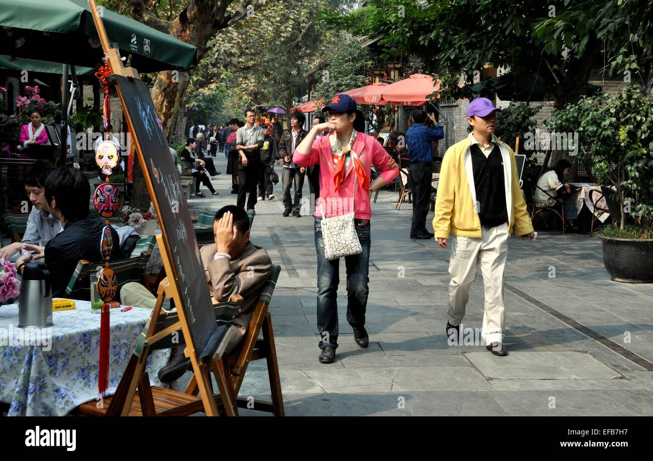 Chengdu, China: Menschen zu Fuß entlang der eleganten Kuanxiangzi Alley mit feinen Läden, Pubs und Restaurants gesäumt Stockfoto