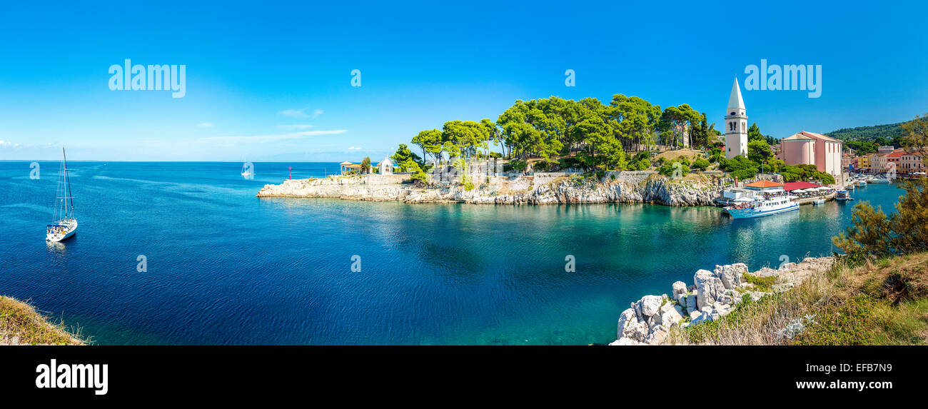 Eingang zum Hafen von Veli Losinj Stadt auf Insel Losinj, Kroatien Stockfoto