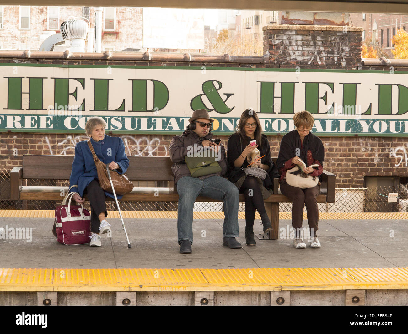 Leute warten auf eine u-Bahn an der erhöhten Kings Highway-Station in Brooklyn, New York. Stockfoto