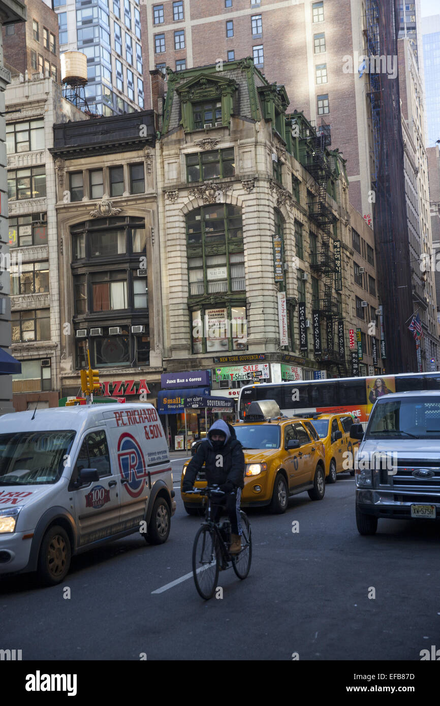 Ost-gebundenen Verkehr Kreuze, die 5th Avenue auf der 32nd Street vorbei Kaskel & Kaskel Gebäude in Manhattan, NYC im Jahre 1902 erbaut. Stockfoto