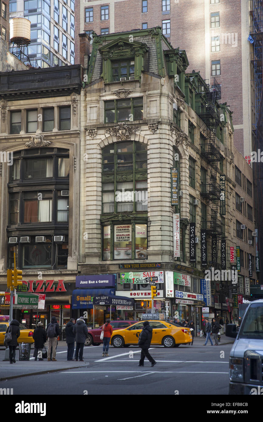 Ost-gebundenen Verkehr Kreuze, die 5th Avenue auf der 32nd Street vorbei Kaskel & Kaskel Gebäude in Manhattan, NYC im Jahre 1902 erbaut. Stockfoto