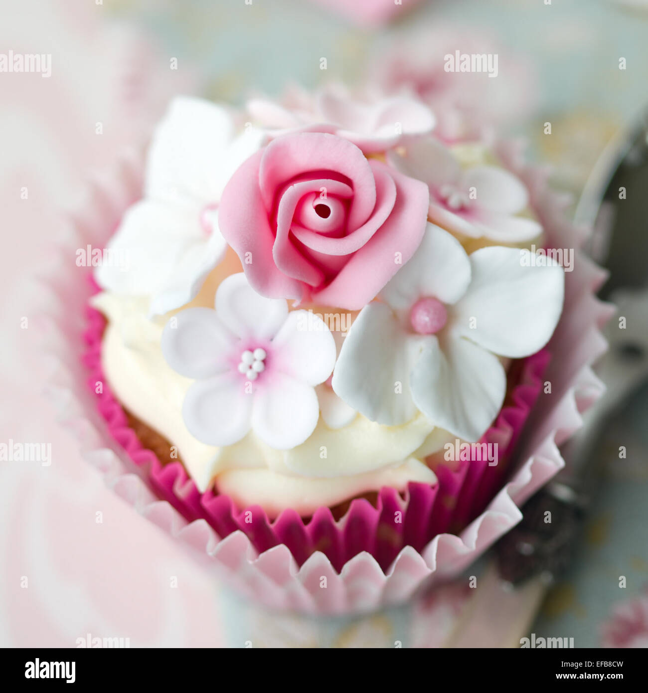 Cupcake mit Fondant Blumen geschmückt Stockfoto