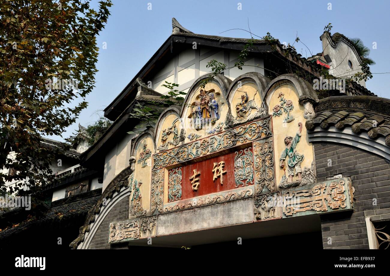 Chengdu, China: Ein fein restauriertes Haus mit opulenten 18. Jahrhundert Bas Relief Panel über dem Eingangstor in der Altstadt Stockfoto