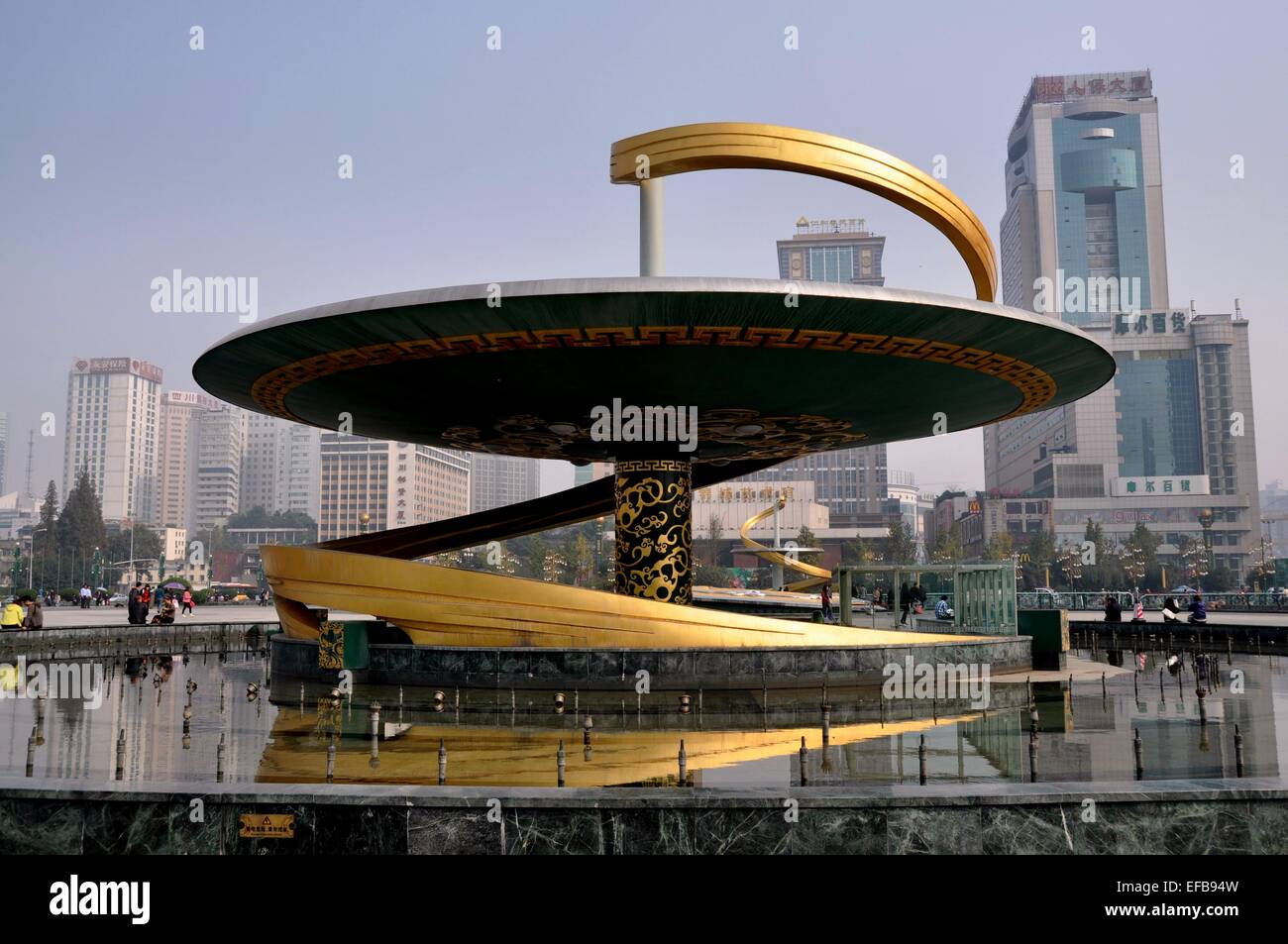 Chengdu, China: Ein zeitgenössische Drachen inspirierten Brunnen mit Wasserstrahlen ist eines von mehreren in großen Tianfu Platz Stockfoto