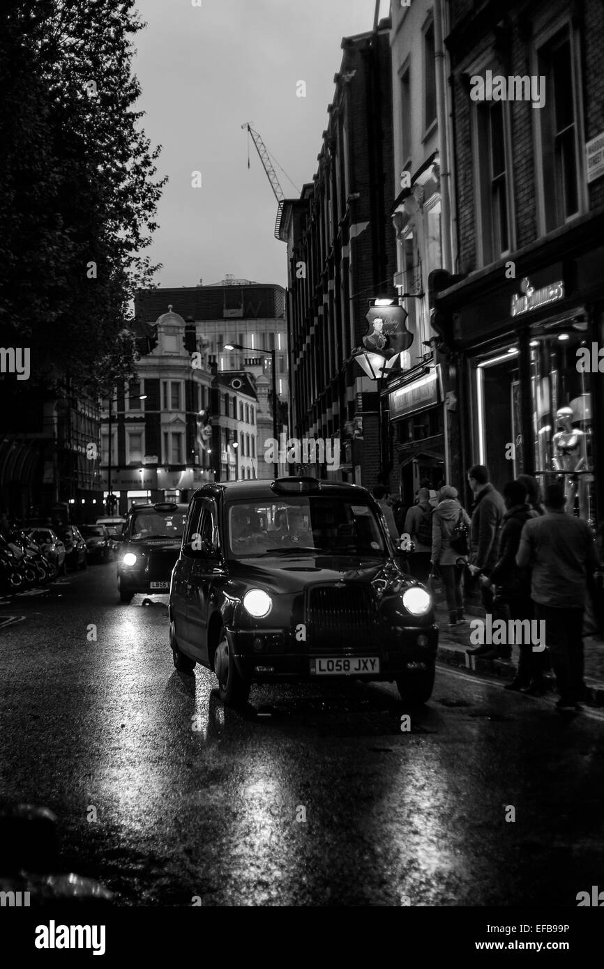 Fineart Bild von London Taxis nachts, England Stockfoto