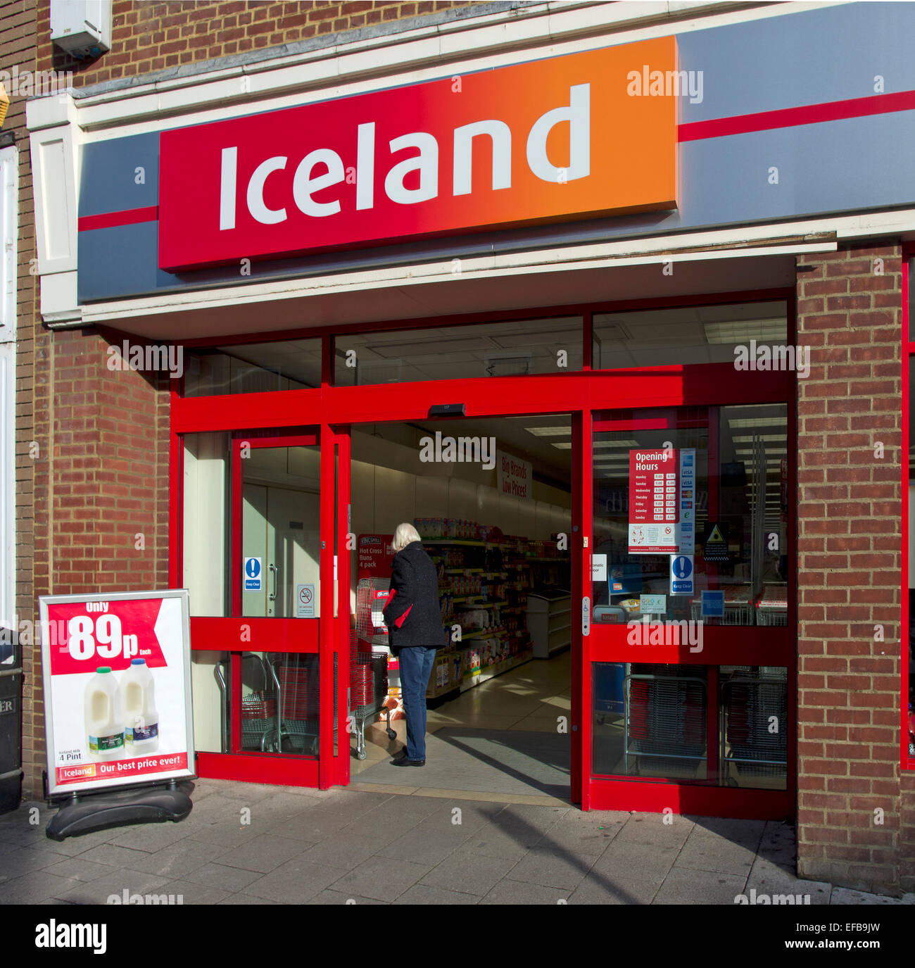 Eingang zum Island-Shop mit Schnäppchen-Milch-Zeichen Stockfoto