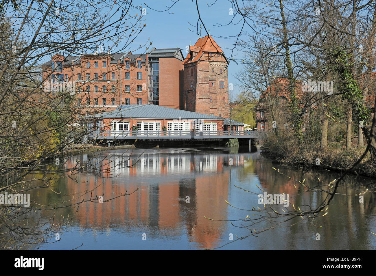Historische Mühle Gebäude und ein Turm aus roten Ziegelsteinen im Dockbereich am Fluss Ilmenau, heute der Besitzer des Ensembles ist ein Hotel; 21. April 2013 Stockfoto