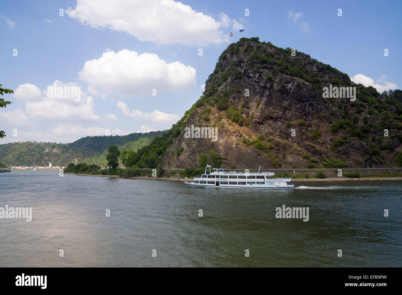 Passagierschiff auf dem Rhein bei der Loreley-Felsen, Schiefergestein in die UNESCO-World Heritage Oberes Mittelrheintal in der Nähe von St. Goar, St. Goar, Deutschland, Europa - 2014 Stockfoto