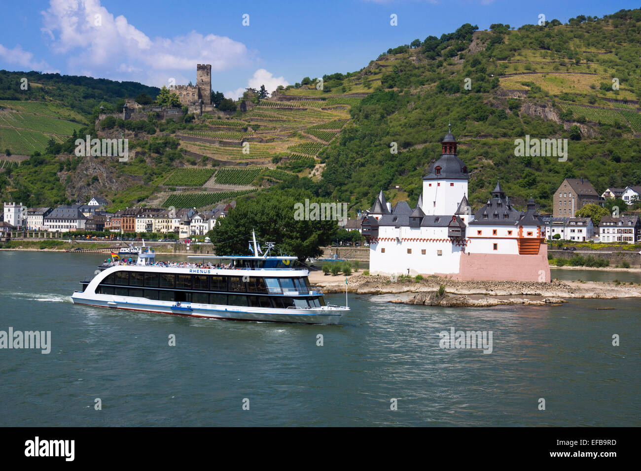 Ausflugsschiff auf dem Rhein, Kaub und hinten Gutenberg Rock, UNESCO Welt Kulturerbe Oberes Mittelrheintal in der Nähe von St. Goar, St. Goar, Deutschland, Europa - 2014 Stockfoto