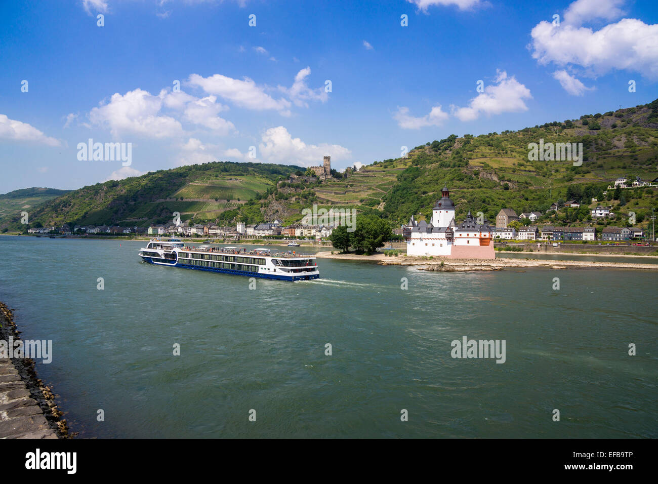 Ausflugsschiff auf dem Rhein, Kaub und hinten Gutenberg Rock, UNESCO Welt Kulturerbe Oberes Mittelrheintal in der Nähe von St. Goar, St. Goar, Deutschland, Europa - 2014 Stockfoto