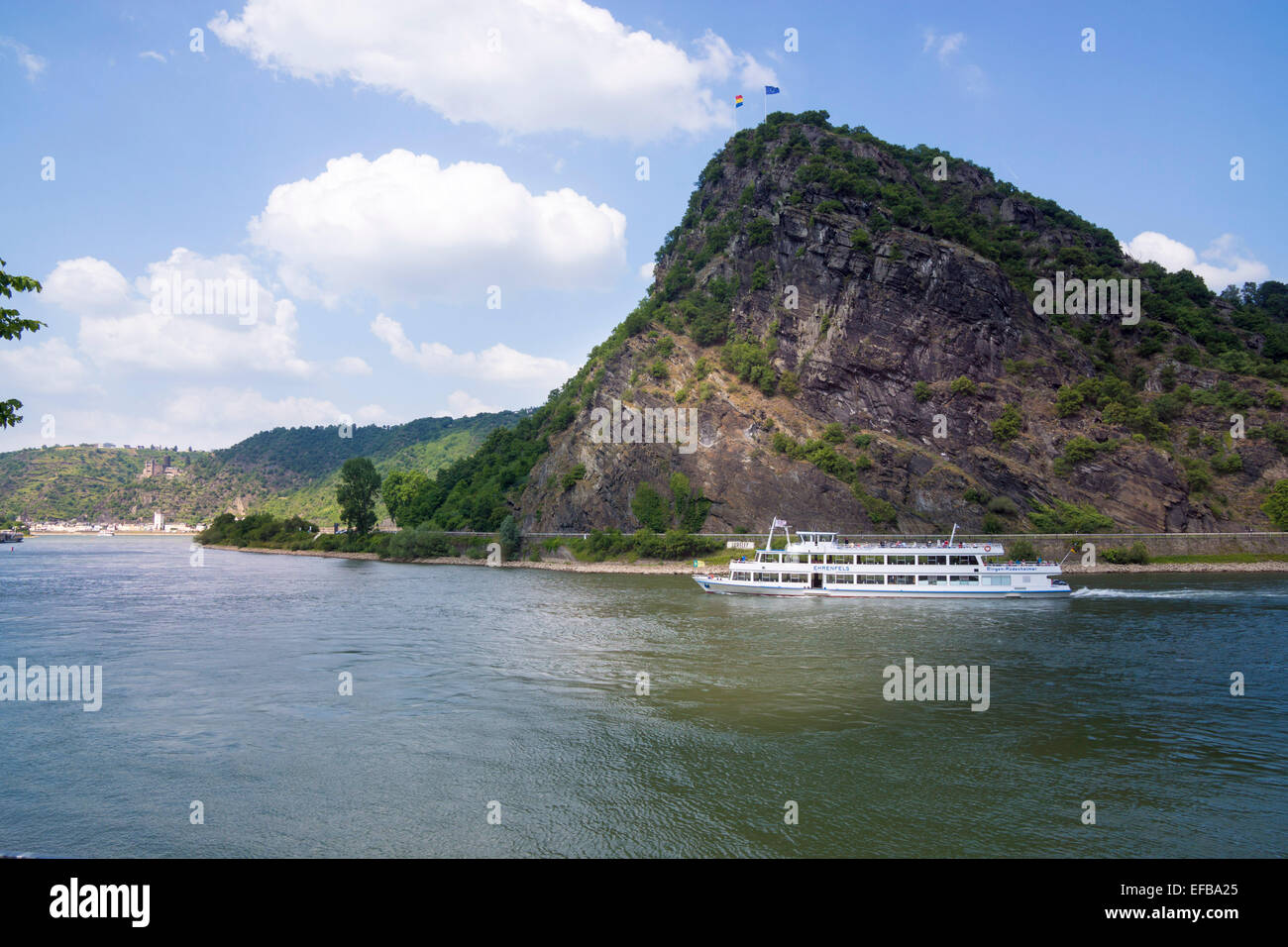 Ausflugsschiff auf dem Rhein bei der Loreley-Felsen, Schiefergestein in die UNESCO-World Heritage Oberes Mittelrheintal in der Nähe von St. Goar, St. Goar, Deutschland, Europa - 2014 Stockfoto