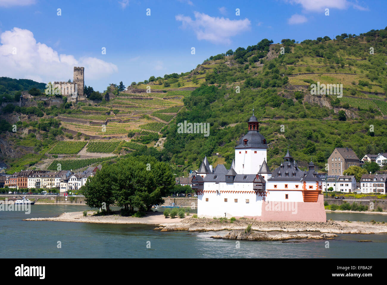 Pfalzgrafenstein, Pfalz bei Kaub, ehemalige Shipcustoms Burg, hinten Kaub und Gutenberg Rock, UNESCO Welt Kulturerbe Oberes Mittelrheintal in der Nähe von St. Goar, St. Goar, Deutschland, Europa - 2014 Stockfoto
