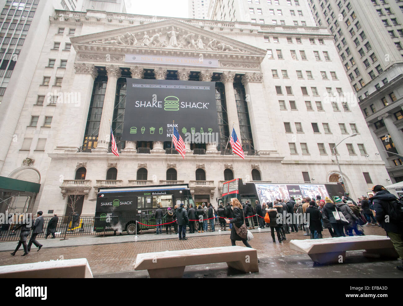 New York, USA. 30. Januar 2015. Massen von Burger, die Liebhaber-up line kostenlos Burger außerhalb der New Yorker Börse für den Shake Shack erste Tag des Handels auf ihren Börsengang auf Freitag, 30. Januar 2015 eingerichtet. Die Lager der Bigger Burger mehr als doppelt so weit nach Eröffnung bei $47 pro Aktie, die Bewertung des Unternehmens auf über $ 1 Milliarde. Das Restaurant verfügt über 63 Standorten weltweit und begann in 2001 als ein Hot Dog im Madison Square Park stehen. Bildnachweis: Richard Levine/Alamy Live-Nachrichten Stockfoto